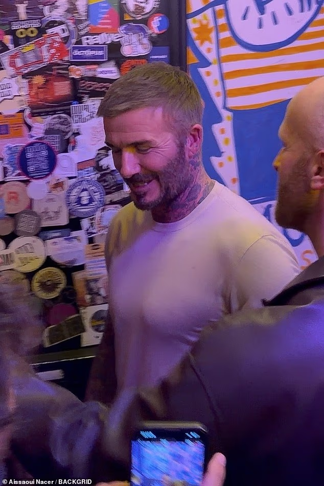 Th&aacute;i độ kh&aacute;c biệt 180 độ của David Beckham khi ở gần con trai cả &ldquo;bất hiếu&rdquo; v&agrave; con trai thứ ba kh&eacute;o nịnh- Ảnh 1.