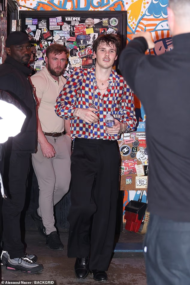 Th&aacute;i độ kh&aacute;c biệt 180 độ của David Beckham khi ở gần con trai cả &ldquo;bất hiếu&rdquo; v&agrave; con trai thứ ba kh&eacute;o nịnh- Ảnh 2.