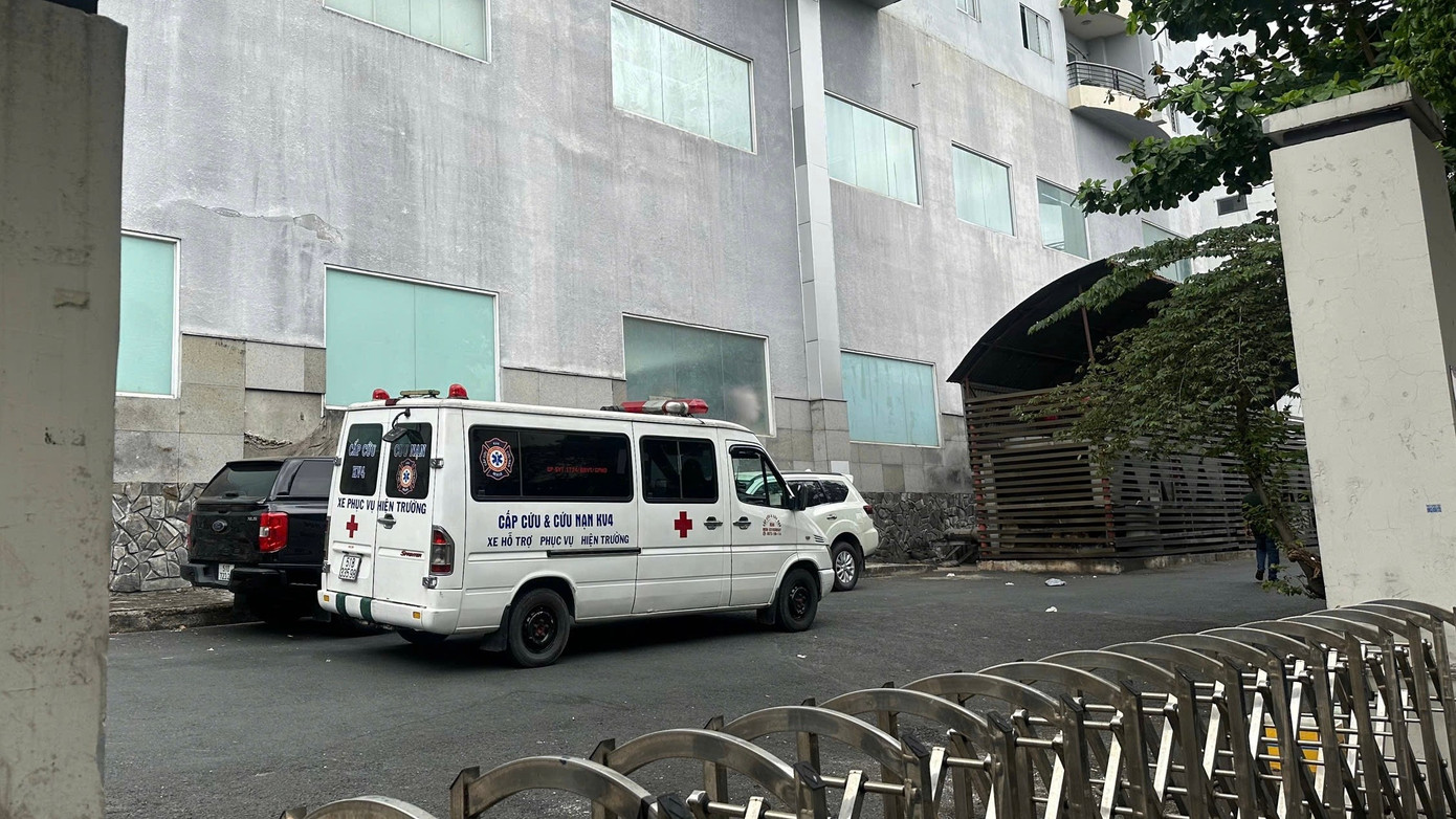 Điều tra nguy&ecirc;n nh&acirc;n người đ&agrave;n &ocirc;ng rơi từ tầng 17 chung cư ở TPHCM- Ảnh 1.