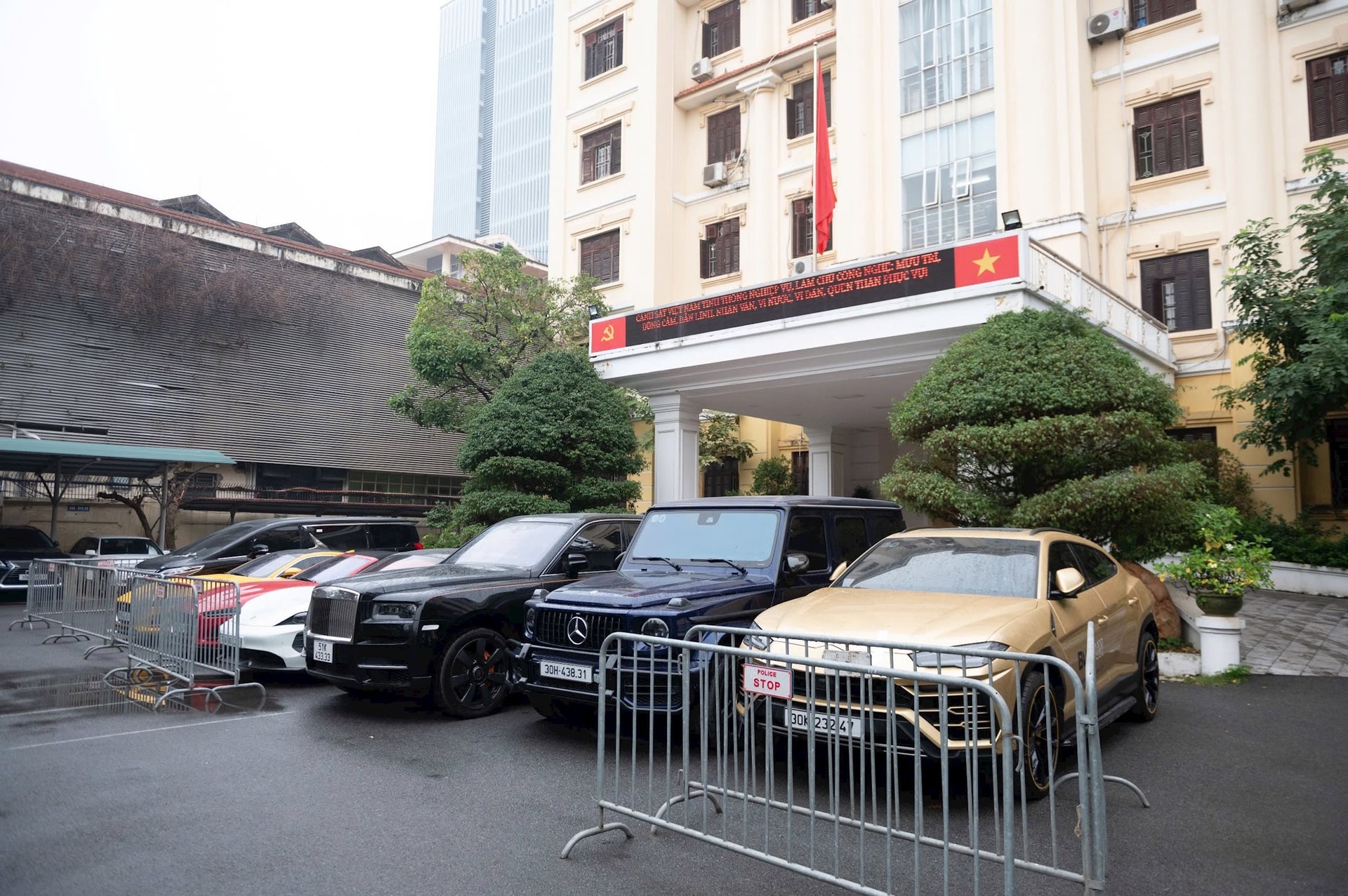 Cận cảnh khối t&agrave;i sản g&acirc;y cho&aacute;ng của Mr Pips: 41 &ocirc; t&ocirc; hạng sang, 45 sổ đỏ, hơn 1.000 miếng v&agrave;ng,... bị k&ecirc; bi&ecirc;n- Ảnh 9.