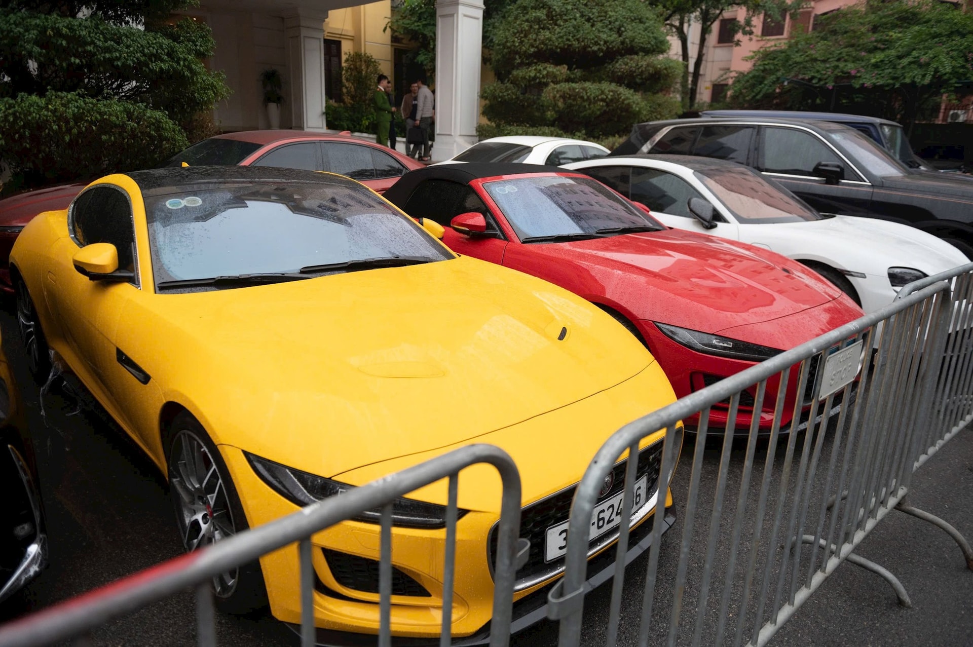 Cận cảnh khối t&agrave;i sản g&acirc;y cho&aacute;ng của Mr Pips: 41 &ocirc; t&ocirc; hạng sang, 45 sổ đỏ, hơn 1.000 miếng v&agrave;ng,... bị k&ecirc; bi&ecirc;n- Ảnh 11.