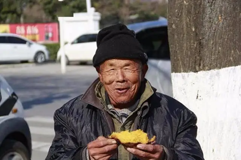 Người đ&agrave;n &ocirc;ng 55 tuổi mắc tiểu đường ng&agrave;y n&agrave;o cũng ăn khoai lang, 5 th&aacute;ng sau đi kh&aacute;m, b&aacute;c sĩ vội hỏi: 