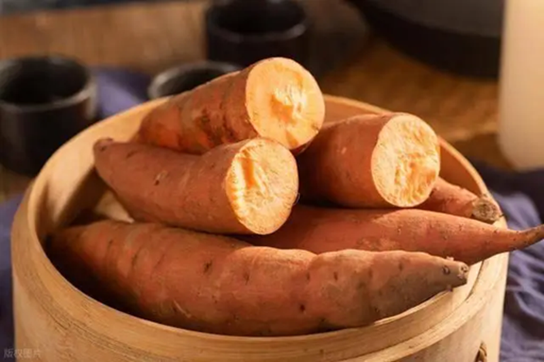 Người đ&agrave;n &ocirc;ng 55 tuổi mắc tiểu đường ng&agrave;y n&agrave;o cũng ăn khoai lang, 5 th&aacute;ng sau đi kh&aacute;m, b&aacute;c sĩ vội hỏi: 