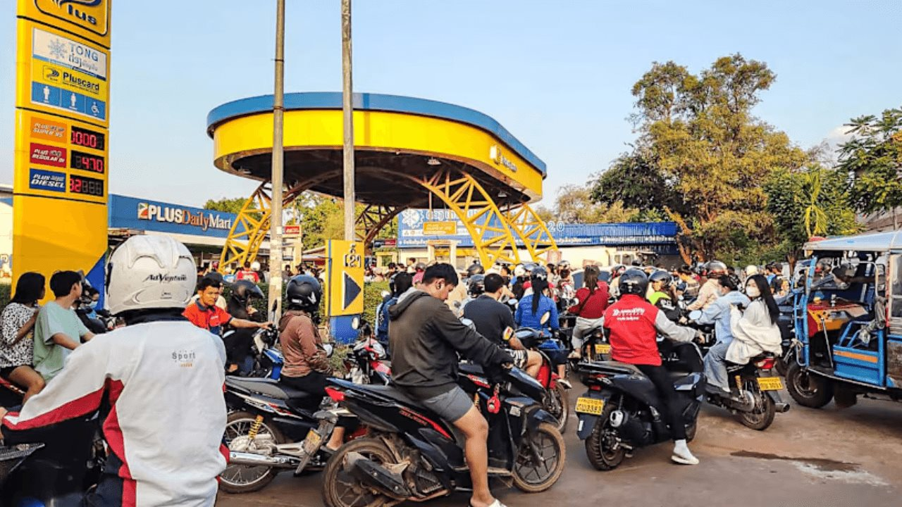 Gi&aacute; xăng ở nước cạnh Việt Nam đ&atilde; l&ecirc;n 47.000 đồng/l&iacute;t- Ảnh 1.