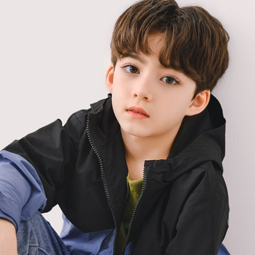 B&eacute; trai nổi tiếng to&agrave;n cầu v&igrave; đ&ocirc;i mắt đẹp như tranh vẽ giờ ra sao?- Ảnh 12.