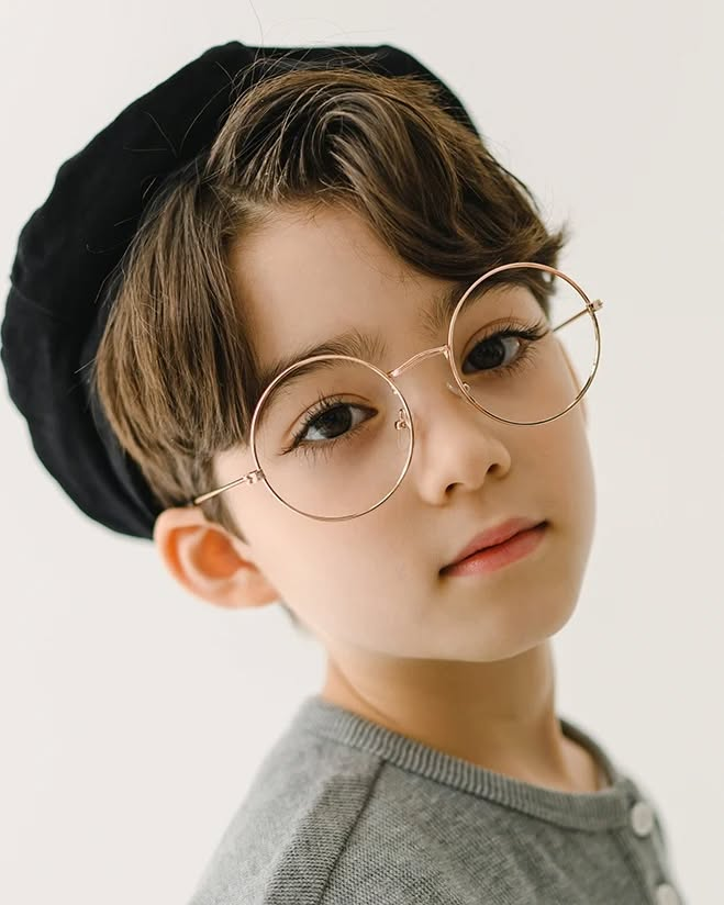 B&eacute; trai nổi tiếng to&agrave;n cầu v&igrave; đ&ocirc;i mắt đẹp như tranh vẽ giờ ra sao?- Ảnh 3.