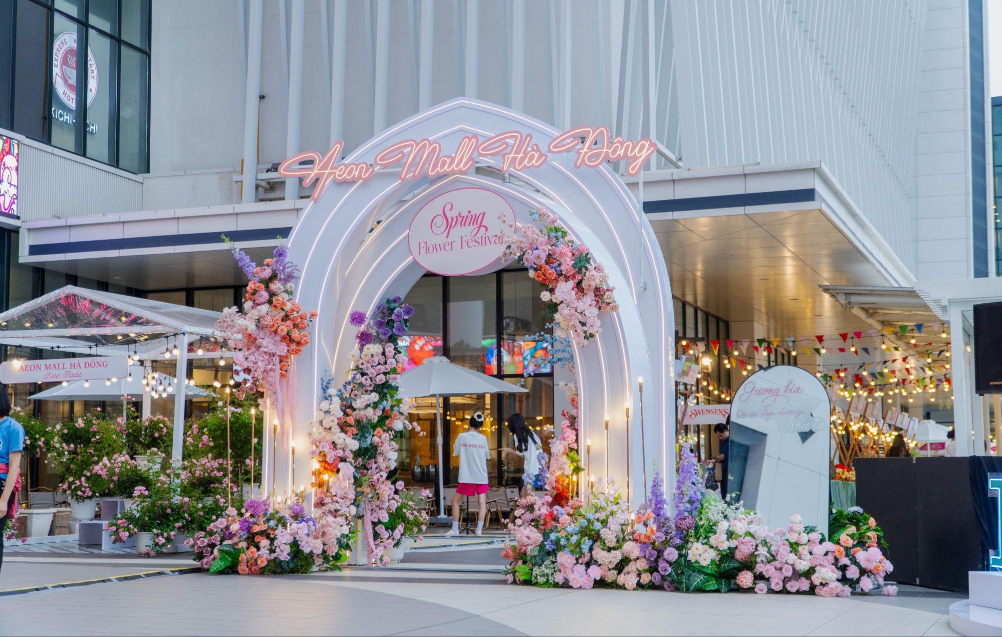 Lễ hội Hoa Xu&acirc;n: Nơi AEON MALL H&agrave; Đ&ocirc;ng biến th&agrave;nh vườn cổ t&iacute;ch m&ugrave;a xu&acirc;n giữa l&ograve;ng Thủ đ&ocirc;- Ảnh 1.