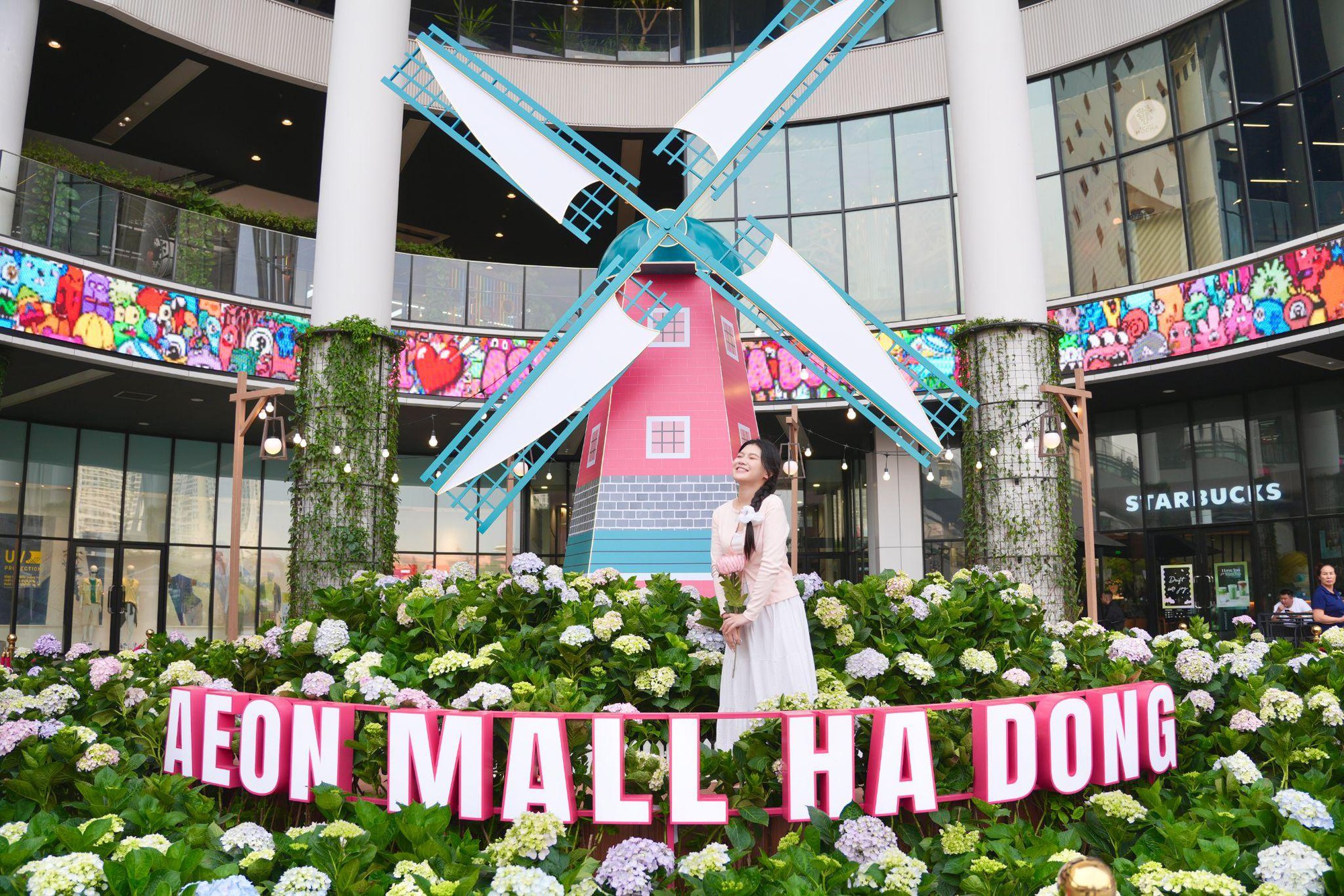 Lễ hội Hoa Xu&acirc;n: Nơi AEON MALL H&agrave; Đ&ocirc;ng biến th&agrave;nh vườn cổ t&iacute;ch m&ugrave;a xu&acirc;n giữa l&ograve;ng Thủ đ&ocirc;- Ảnh 2.