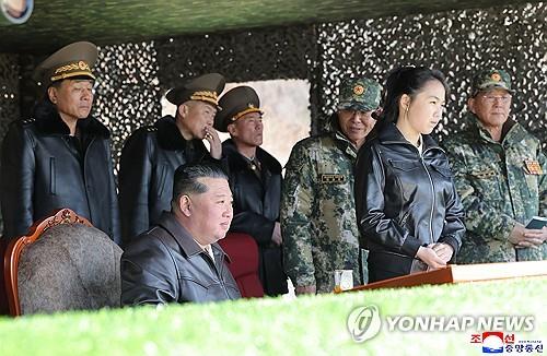 Triều Ti&ecirc;n c&ocirc;ng bố h&igrave;nh ảnh con g&aacute;i nh&agrave; l&atilde;nh đạo Kim Jong-un l&aacute;i xe tăng- Ảnh 1.