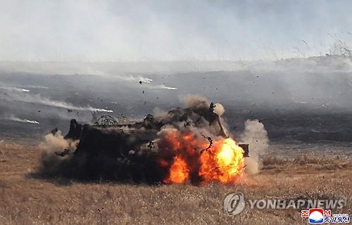 Triều Ti&ecirc;n c&ocirc;ng bố h&igrave;nh ảnh con g&aacute;i nh&agrave; l&atilde;nh đạo Kim Jong-un l&aacute;i xe tăng- Ảnh 3.