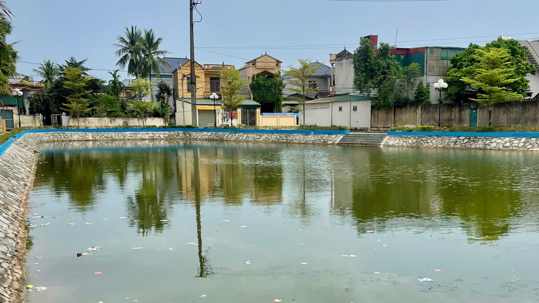 Khoảnh khắc định mệnh: Đại &uacute;y c&ocirc;ng an lao xuống ao cứu 2 ch&aacute;u nhỏ, kh&ocirc;ng ngờ sau đ&oacute; lại trở th&agrave;nh cha đỡ đầu- Ảnh 1.