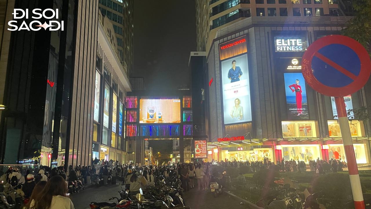 Chuyện g&igrave; xảy ra khiến Vincom B&agrave; Triệu chen ch&uacute;c người tối 20/3?- Ảnh 3.