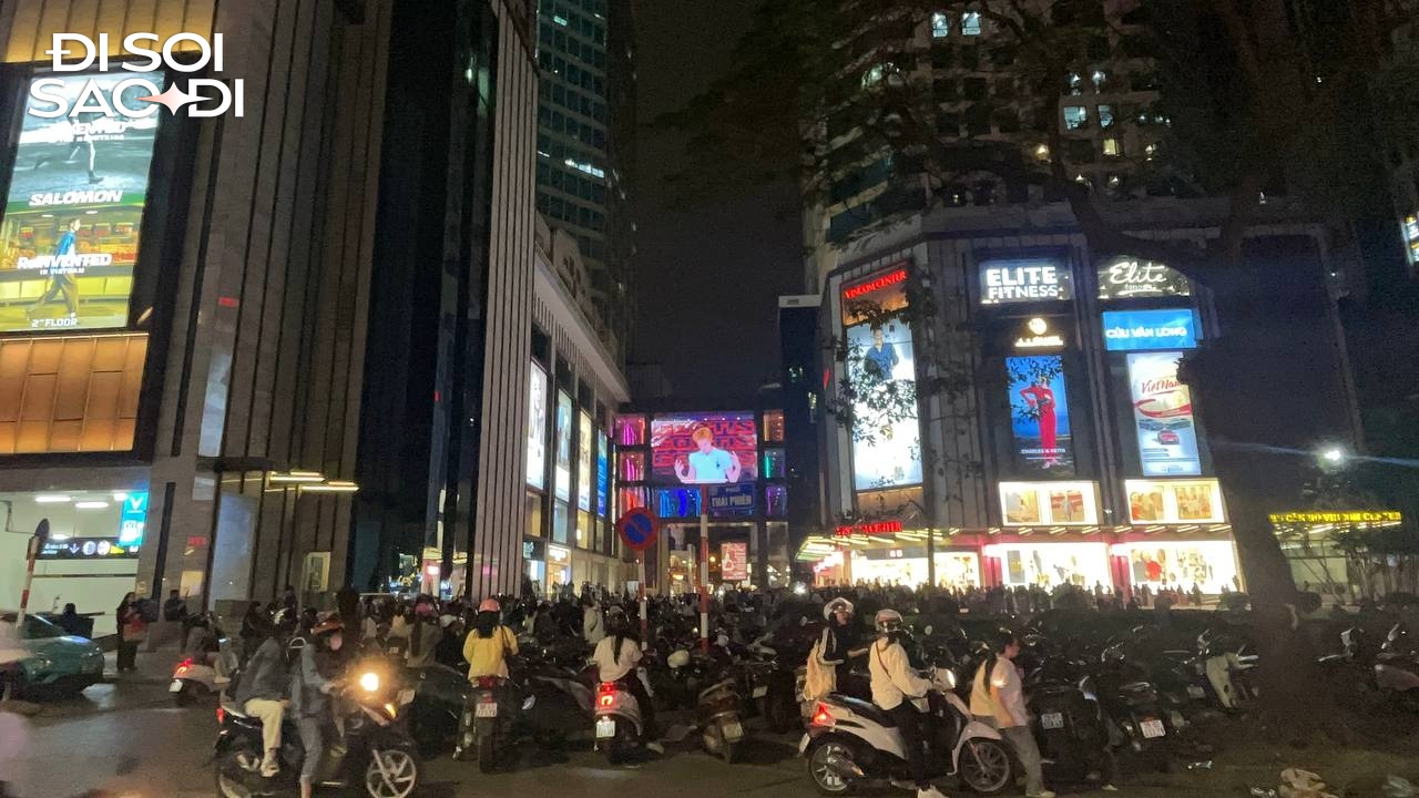 Chuyện g&igrave; xảy ra khiến Vincom B&agrave; Triệu chen ch&uacute;c người tối 20/3?- Ảnh 2.