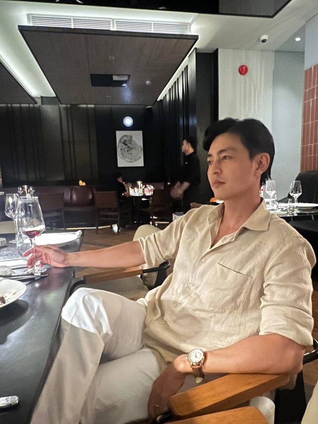 Nam thần &ldquo;c&oacute; tuổi&rdquo; l&agrave; cực phẩm khiến Quốc Trường phải r&eacute;n, clip mặc sơ mi trắng h&uacute;t ngay 2 triệu lượt xem- Ảnh 8.