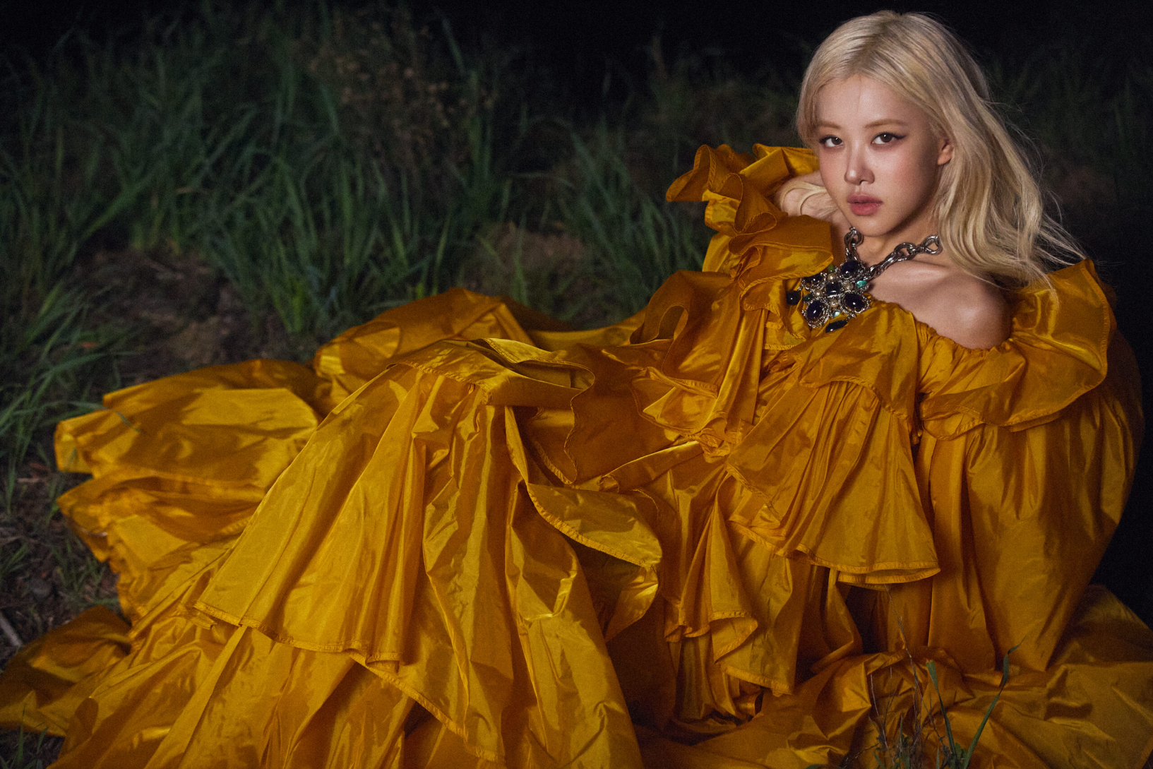 Ros&eacute; - c&ocirc; g&aacute;i bị ch&ecirc; mặc xấu ở show Saint Laurent h&ocirc;m đ&oacute; - đang khiến người ta "ph&aacute;t đi&ecirc;n"- Ảnh 2.
