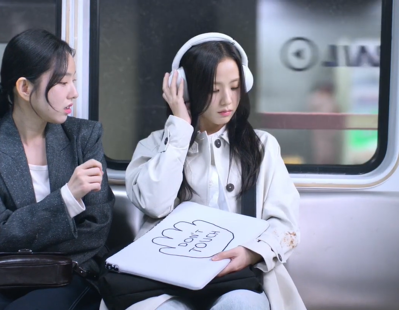 "Ph&uacute; b&agrave;" Jisoo x&aacute;ch t&uacute;i 270.000 VNĐ khiến cả l&agrave;ng cho&aacute;ng v&aacute;ng- Ảnh 2.