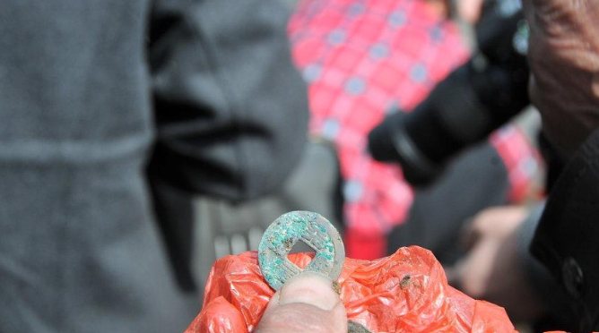 C&ocirc;ng trường dừng thi c&ocirc;ng khẩn cấp v&igrave; m&aacute;y x&uacute;c đ&agrave;o tr&uacute;ng vật cứng chứa hiện vật nặng hơn 100kg, con mương rộng 6m bị phong tỏa- Ảnh 2.