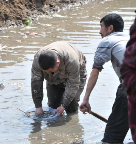 C&ocirc;ng trường dừng thi c&ocirc;ng khẩn cấp v&igrave; m&aacute;y x&uacute;c đ&agrave;o tr&uacute;ng vật cứng chứa hiện vật nặng hơn 100kg, con mương rộng 6m bị phong tỏa- Ảnh 1.