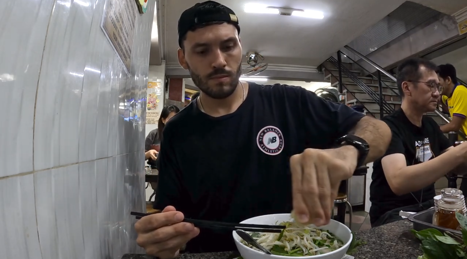 Kh&aacute;ch T&acirc;y tự tin đi ăn qu&aacute;n Việt bằng tiếng Việt: M&oacute;n đầu gọi sai t&ecirc;n, m&oacute;n thứ hai khiến nh&acirc;n vi&ecirc;n phục vụ "sốc"- Ảnh 1.