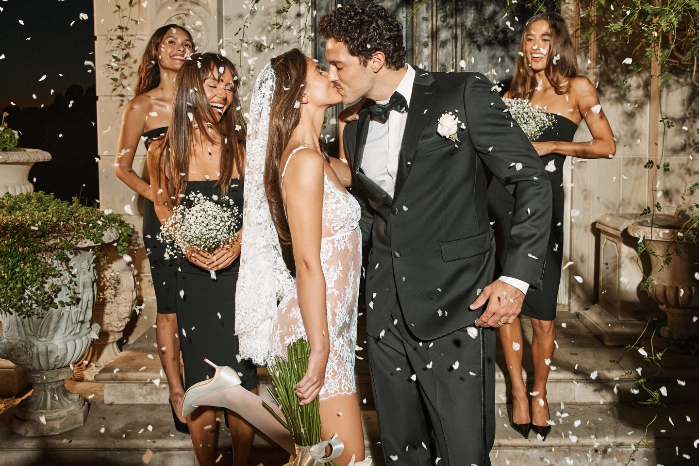 Khi Kim Kardashian l&agrave;m "b&agrave; mai": BST cưới của SKIMS lo từ lễ đường đến tận ph&ograve;ng ngủ- Ảnh 2.