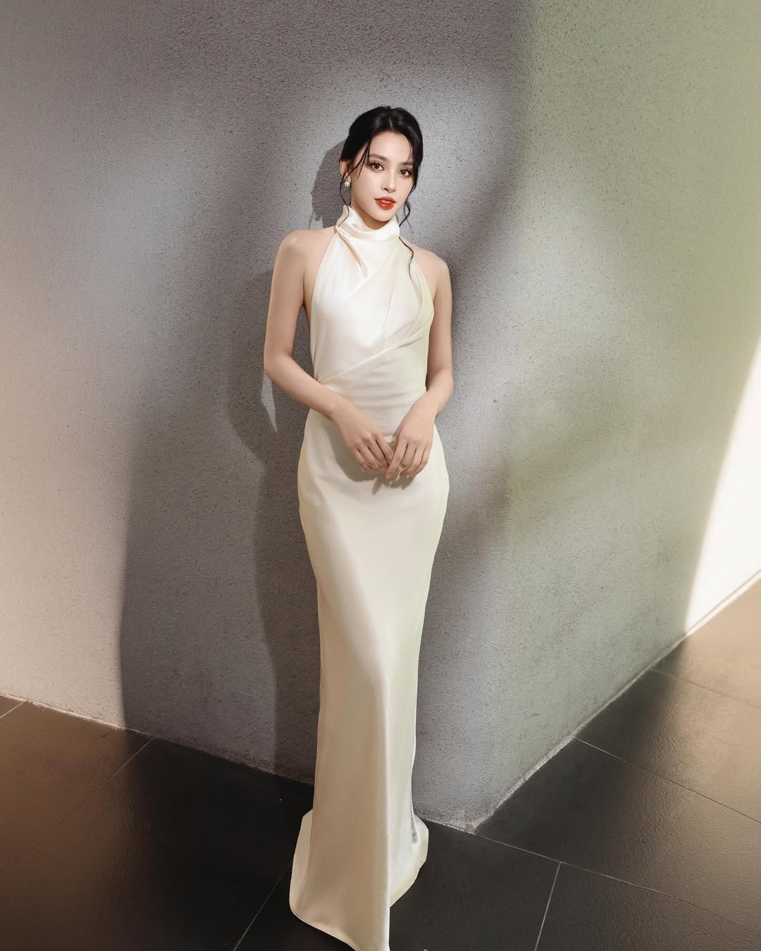 Lương Th&ugrave;y Linh, Tiểu Vy, Thi&ecirc;n &Acirc;n m&ecirc; t&iacute;t đồ lụa: M&aacute;t mẻ, sang chảnh lại rất l&uacute;ng liếng, diện m&ugrave;a h&egrave; over hợp- Ảnh 5.