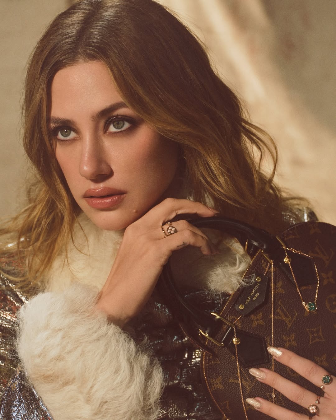 C&ocirc; g&aacute;i đ&oacute;ng MV comeback của BTS: 