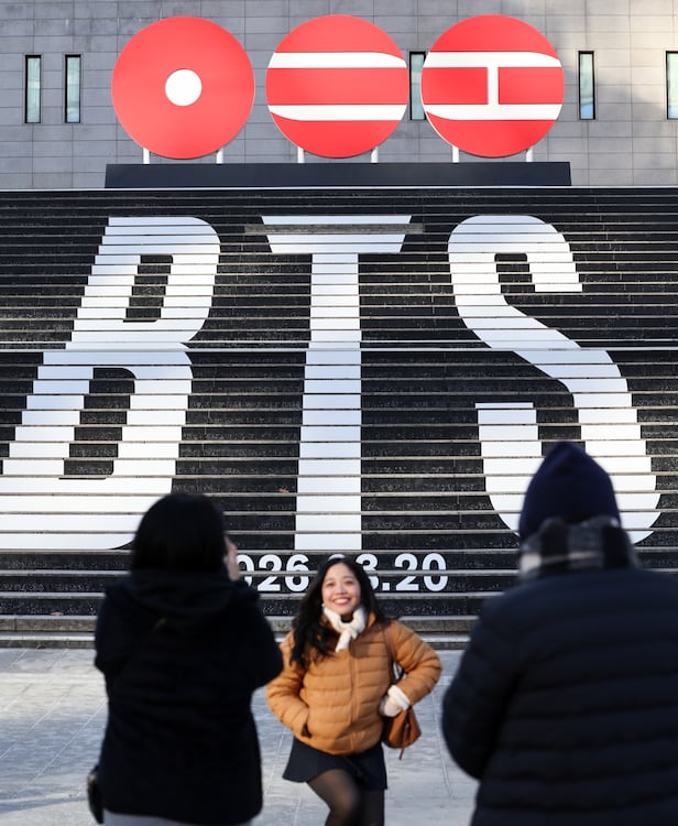 "Cỗ m&aacute;y in tiền" BTS t&aacute;i xuất: Một tiếng biểu diễn tại Seoul khiến cả thế giới đổ dồn t&uacute;i tiền về H&agrave;n Quốc, ch&iacute;nh phủ n&acirc;ng mức cảnh b&aacute;o khủng bố- Ảnh 2.