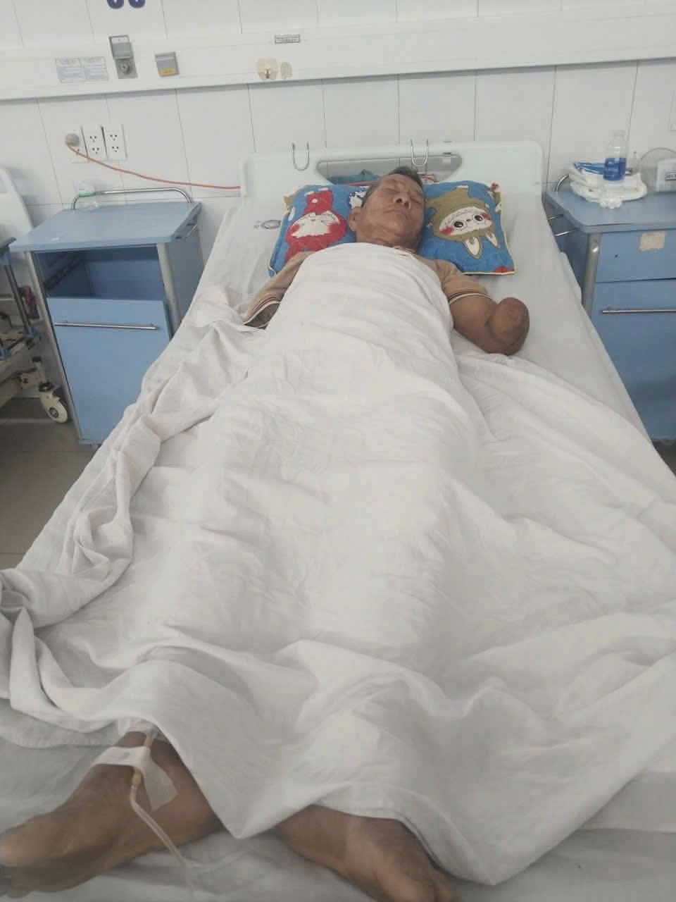 Tin mới li&ecirc;n quan cụ &ocirc;ng cụt 2 tay kẹp con rắn hổ mang d&agrave;i 2 m&eacute;t- Ảnh 1.