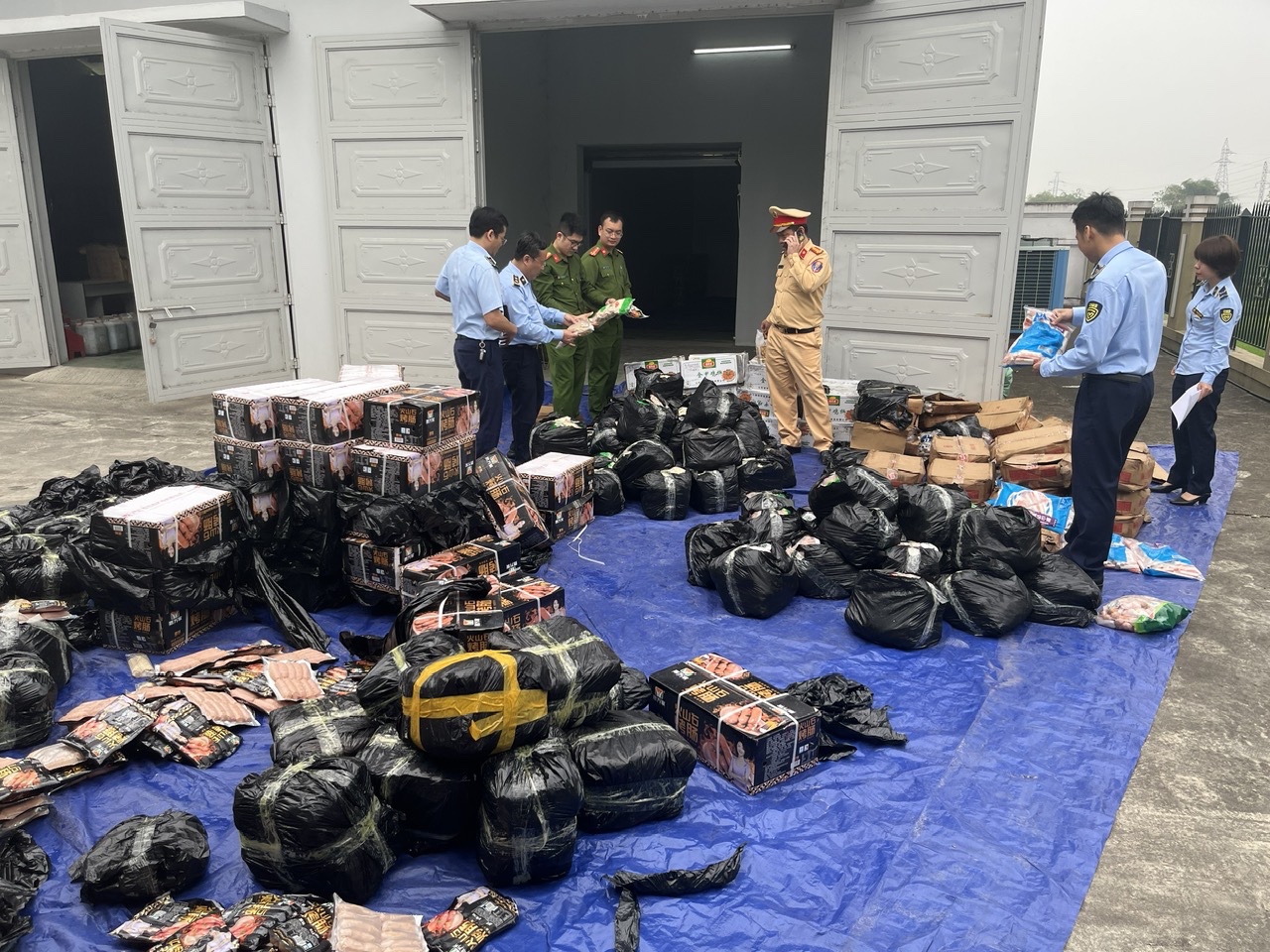 Kiểm tra 2 xe tải chở 2.340kg lạp xưởng, b&aacute;nh bao, thanh cua, chả mực.... c&ocirc;ng an ph&aacute;t hiện chi tiết khiến nhiều người &ldquo;ớn lạnh&rdquo;- Ảnh 1.