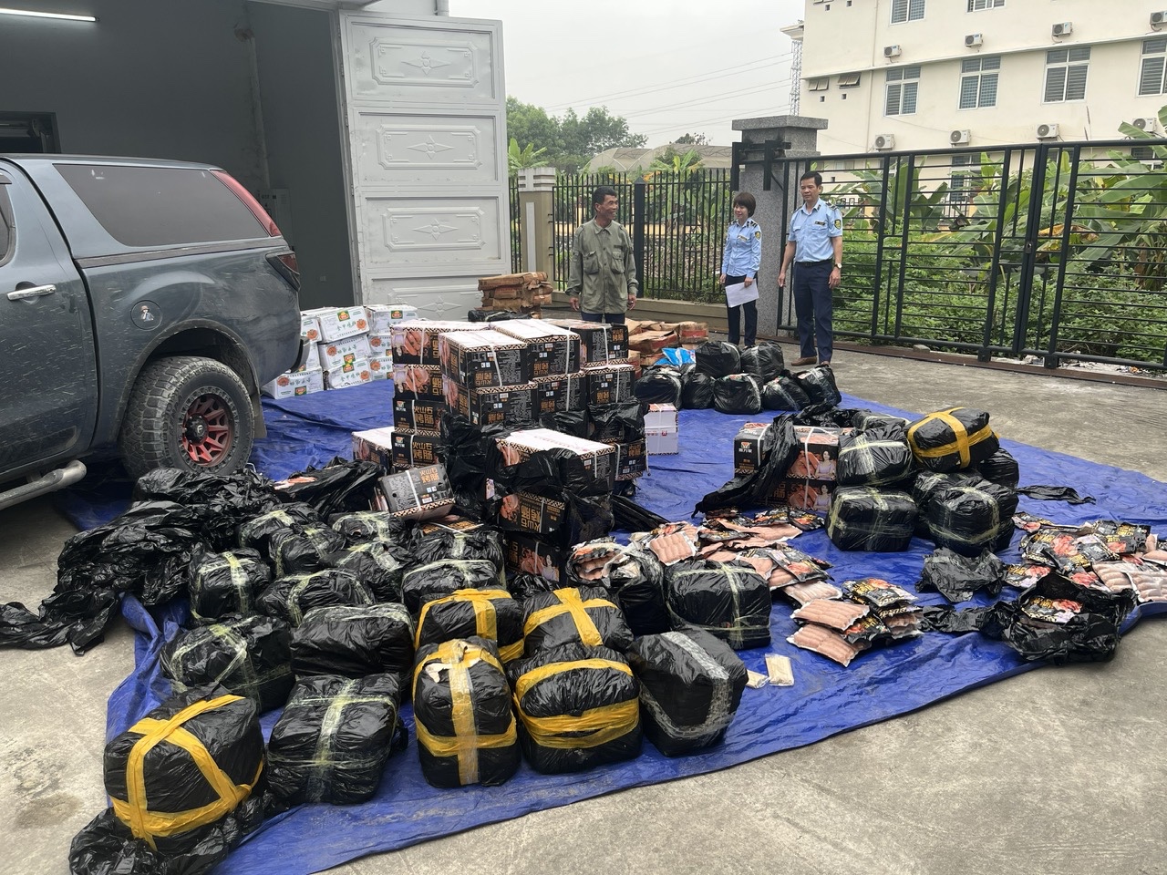 Kiểm tra 2 xe tải chở 2.340kg lạp xưởng, b&aacute;nh bao, thanh cua, chả mực.... c&ocirc;ng an ph&aacute;t hiện chi tiết khiến nhiều người &ldquo;ớn lạnh&rdquo;- Ảnh 2.