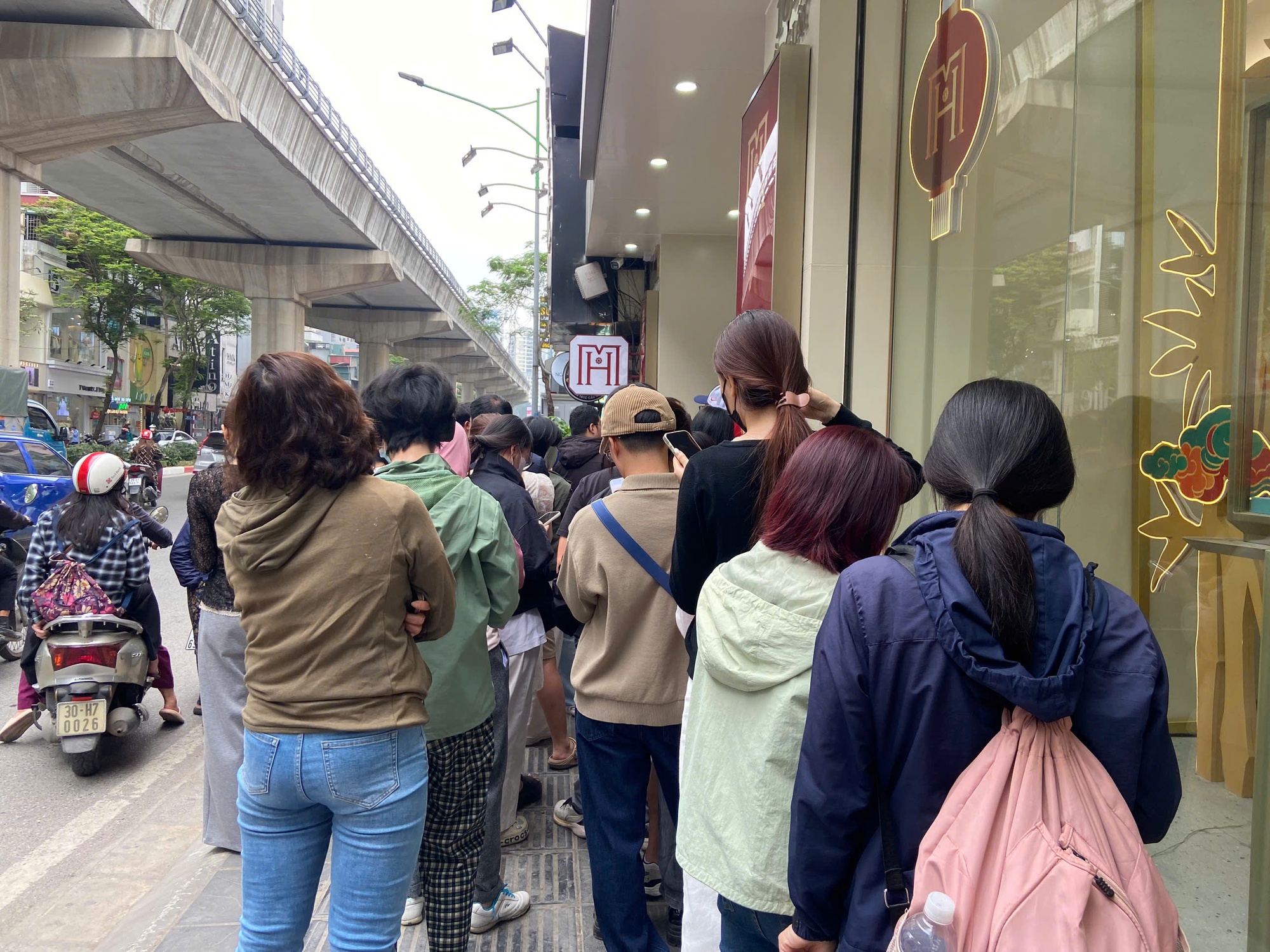 Gi&aacute; v&agrave;ng giảm 2 h&ocirc;m li&ecirc;n tiếp: D&acirc;n văn ph&ograve;ng đi mua v&agrave;ng từ 5h s&aacute;ng, người &ldquo;cầm giấy hẹn đi lấy v&agrave;ng&rdquo; mặt buồn thiu- Ảnh 2.