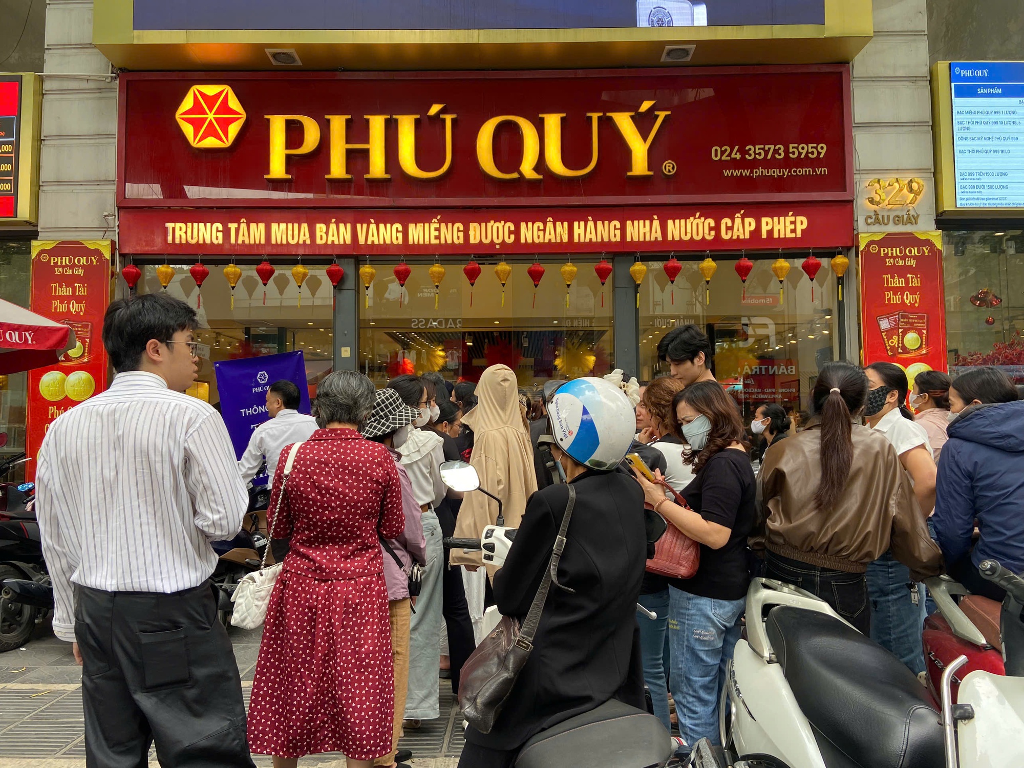Gi&aacute; v&agrave;ng giảm 2 h&ocirc;m li&ecirc;n tiếp: D&acirc;n văn ph&ograve;ng đi mua v&agrave;ng từ 5h s&aacute;ng, người &ldquo;cầm giấy hẹn đi lấy v&agrave;ng&rdquo; mặt buồn thiu- Ảnh 1.