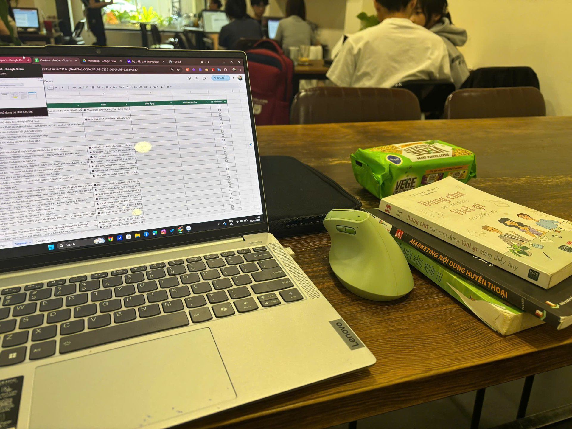 Mua điện thoại 19 triệu khi chỉ c&oacute; 2 triệu, "chốt" laptop 21 triệu khi t&agrave;i khoản c&ograve;n 5 triệu: C&aacute;ch c&ocirc; g&aacute;i 21 tuổi c&agrave;ng ti&ecirc;u c&agrave;ng lời- Ảnh 2.