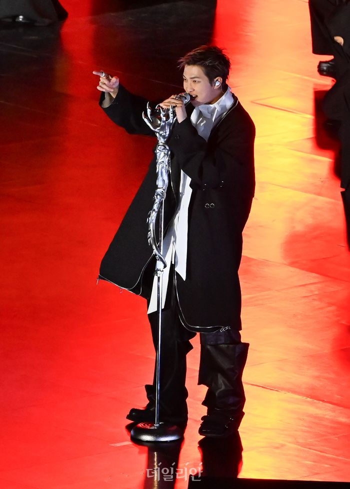 "Nh&agrave; vua" trở lại: BTS đ&atilde;i cả thế giới 7 diện mạo cực phẩm v&agrave; thời trang vừa avant-garde, vừa đậm bản sắc quốc gia- Ảnh 8.