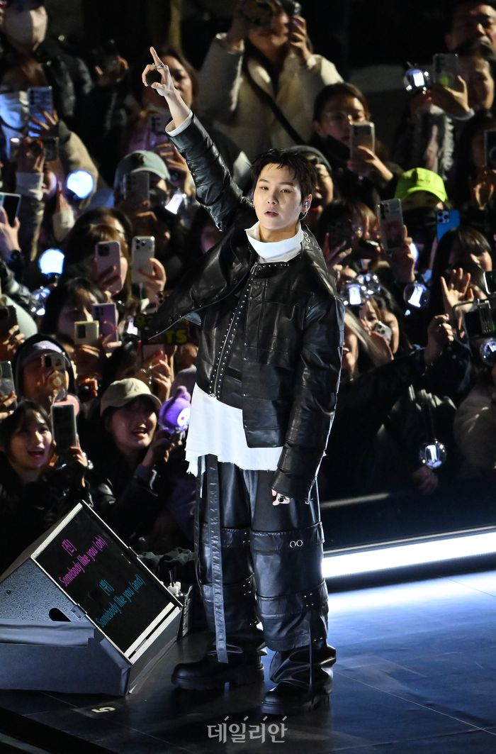 "Nh&agrave; vua" trở lại: BTS đ&atilde;i cả thế giới 7 diện mạo cực phẩm v&agrave; thời trang vừa avant-garde, vừa đậm bản sắc quốc gia- Ảnh 14.