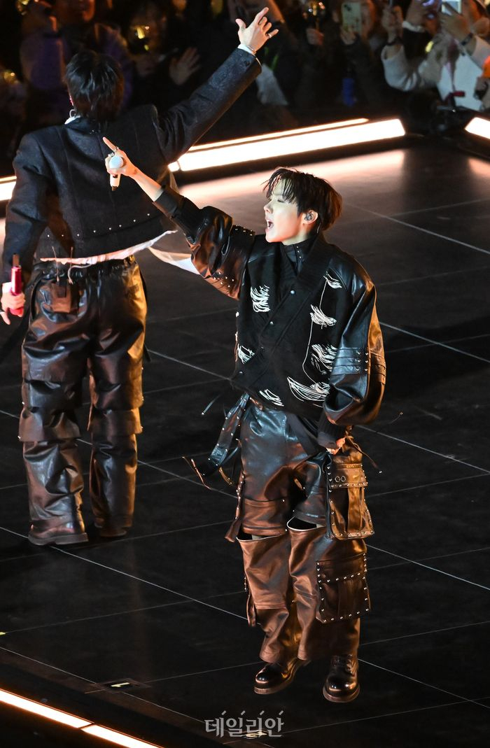 "Nh&agrave; vua" trở lại: BTS đ&atilde;i cả thế giới 7 diện mạo cực phẩm v&agrave; thời trang vừa avant-garde, vừa đậm bản sắc quốc gia- Ảnh 16.