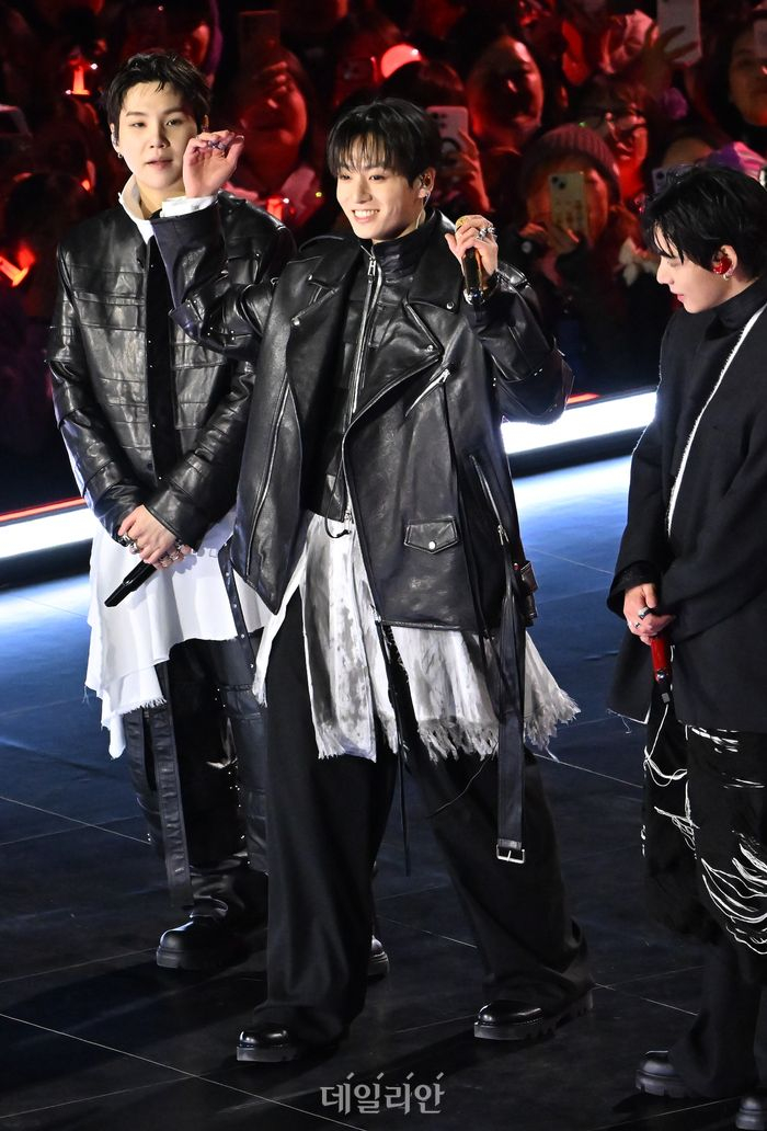 "Nh&agrave; vua" trở lại: BTS đ&atilde;i cả thế giới 7 diện mạo cực phẩm v&agrave; thời trang vừa avant-garde, vừa đậm bản sắc quốc gia- Ảnh 23.