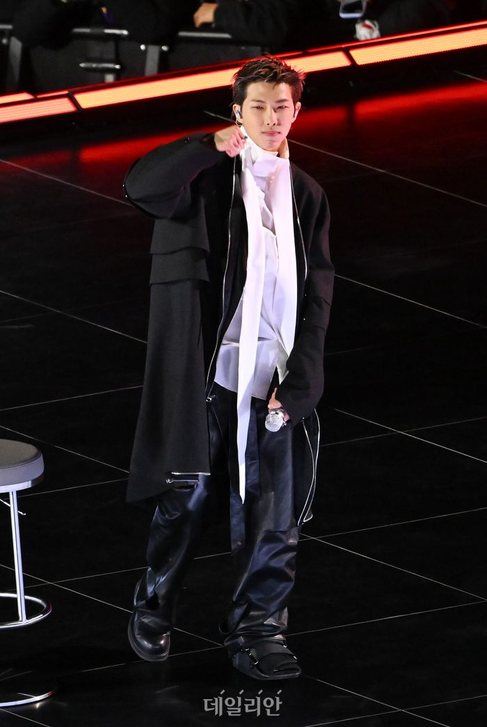 "Nh&agrave; vua" trở lại: BTS đ&atilde;i cả thế giới 7 diện mạo cực phẩm v&agrave; thời trang vừa avant-garde, vừa đậm bản sắc quốc gia- Ảnh 9.