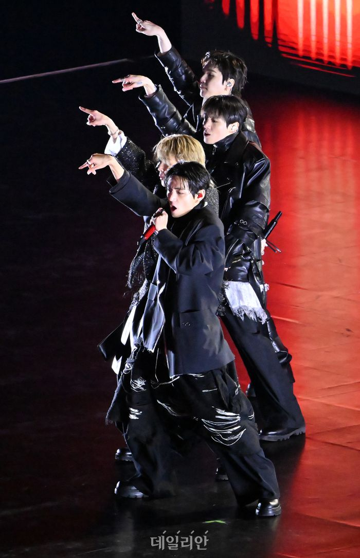 "Nh&agrave; vua" trở lại: BTS đ&atilde;i cả thế giới 7 diện mạo cực phẩm v&agrave; thời trang vừa avant-garde, vừa đậm bản sắc quốc gia- Ảnh 27.