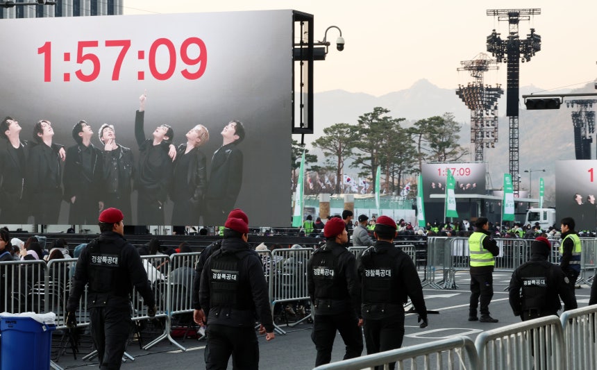 Sự thật về con số 260.000 người sẽ dự concert của BTS!- Ảnh 4. Sự thật về con số 260.000 người sẽ dự concert của BTS!- Ảnh 4.