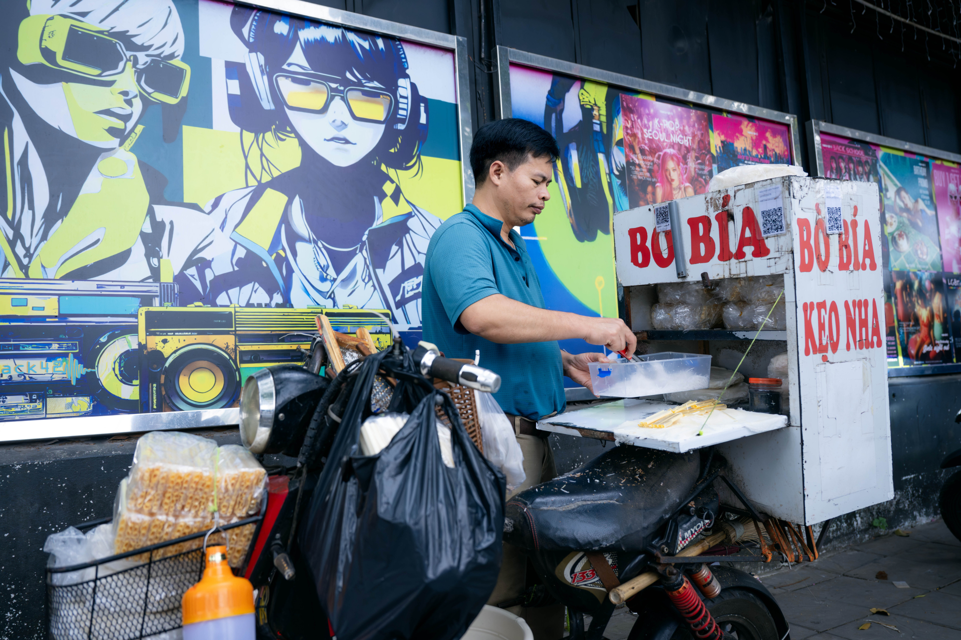 Clip: Đi t&igrave;m anh b&aacute;n b&ograve; b&iacute;a b&iacute; ẩn nhất Việt Nam, tiết lộ l&yacute; do mắt "đảo như lạc rang" khi b&aacute;n h&agrave;ng- Ảnh 1.