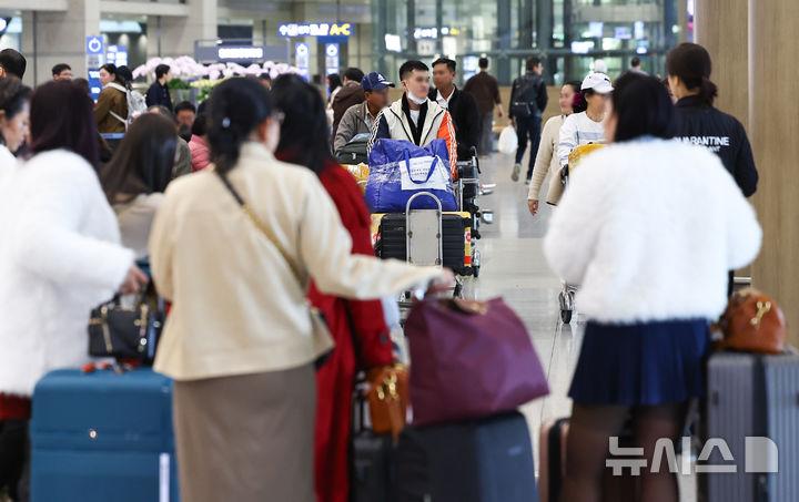 Cập nhật n&oacute;ng từ kh&aacute;ch Việt đi H&agrave;n xem BTS: S&acirc;n bay mở l&agrave;n quốc nội cho nhập cảnh si&ecirc;u tốc, phải d&ugrave;ng thẻ VIP mới đặt được kh&aacute;ch sạn- Ảnh 1.