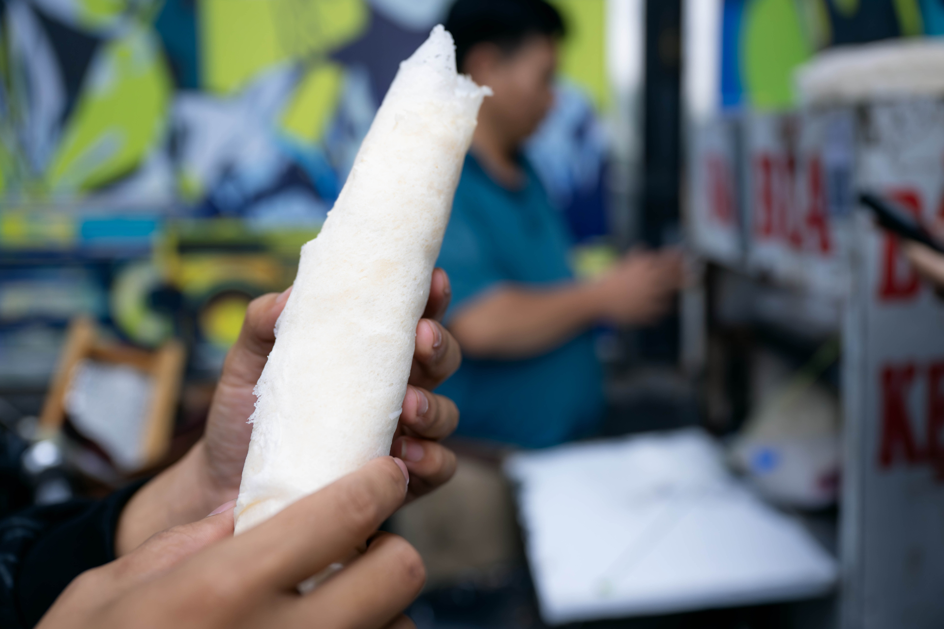 Clip: Đi t&igrave;m anh b&aacute;n b&ograve; b&iacute;a b&iacute; ẩn nhất Việt Nam, tiết lộ l&yacute; do mắt "đảo như lạc rang" khi b&aacute;n h&agrave;ng- Ảnh 13.