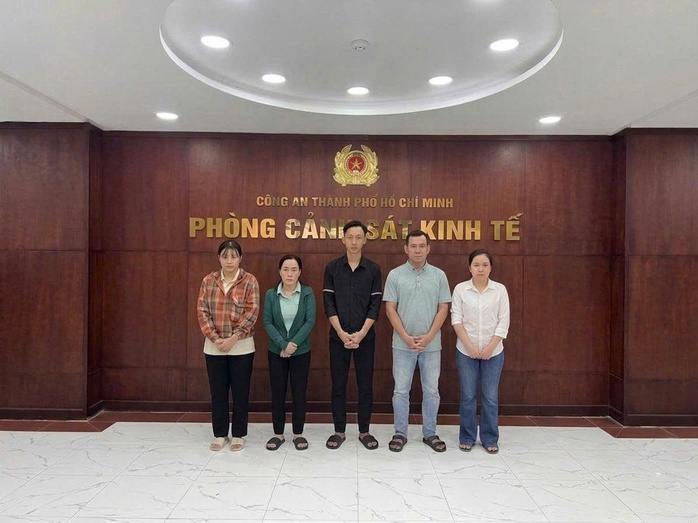 Khám xét "tổng hành dinh" Hikachi, bắt quản lý Kiều Hoàng Nhã và 4 người, thu giữ 10.000 sản phẩm- Ảnh 1. Khám xét "tổng hành dinh" Hikachi, bắt quản lý Kiều Hoàng Nhã và 4 người, thu giữ 10.000 sản phẩm- Ảnh 1.