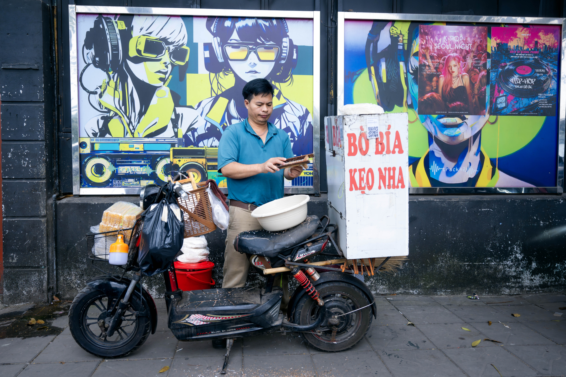 Clip: Đi t&igrave;m anh b&aacute;n b&ograve; b&iacute;a b&iacute; ẩn nhất Việt Nam, tiết lộ l&yacute; do mắt "đảo như lạc rang" khi b&aacute;n h&agrave;ng- Ảnh 7.