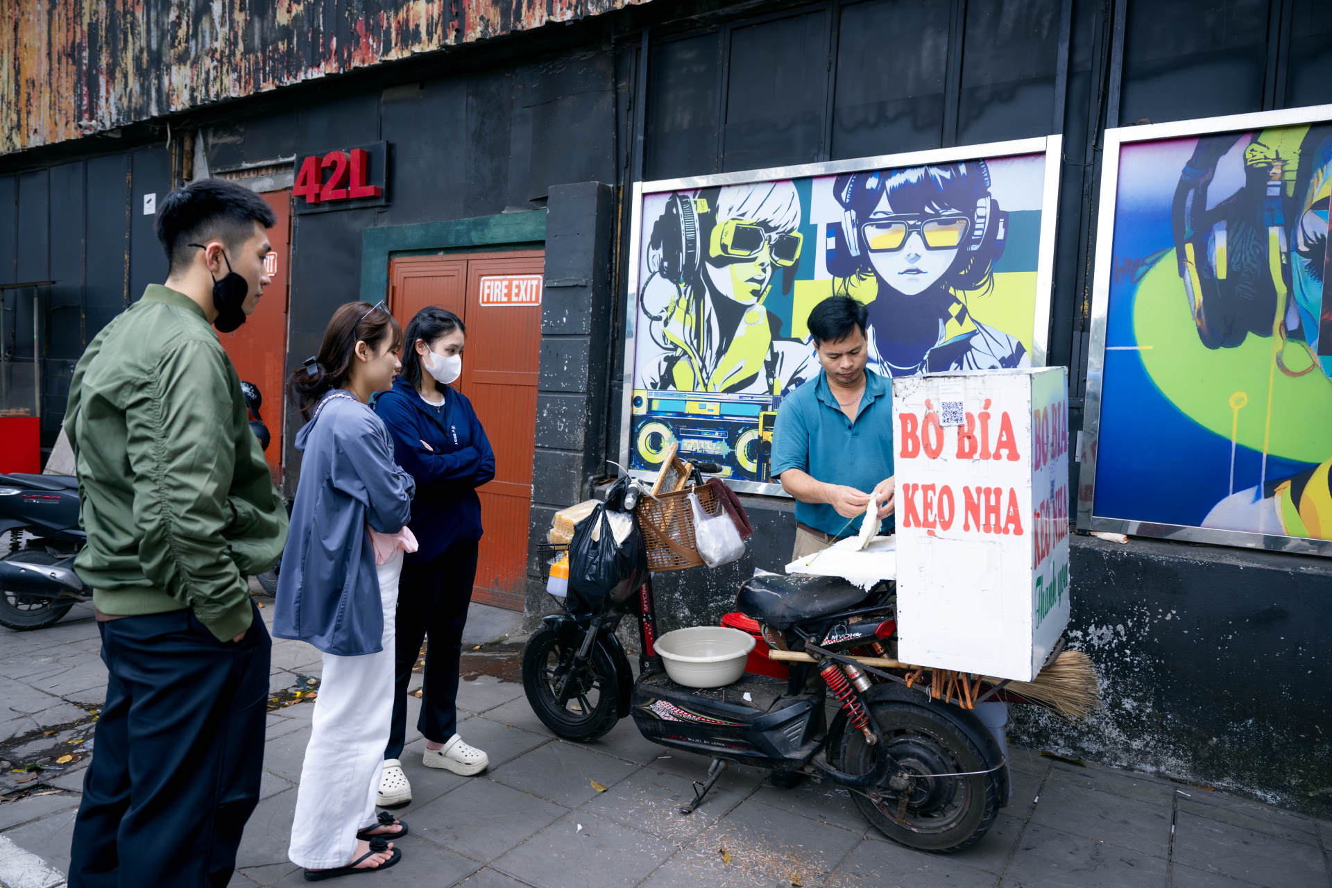 Clip: Đi t&igrave;m anh b&aacute;n b&ograve; b&iacute;a b&iacute; ẩn nhất Việt Nam, tiết lộ l&yacute; do mắt "đảo như lạc rang" khi b&aacute;n h&agrave;ng- Ảnh 6.