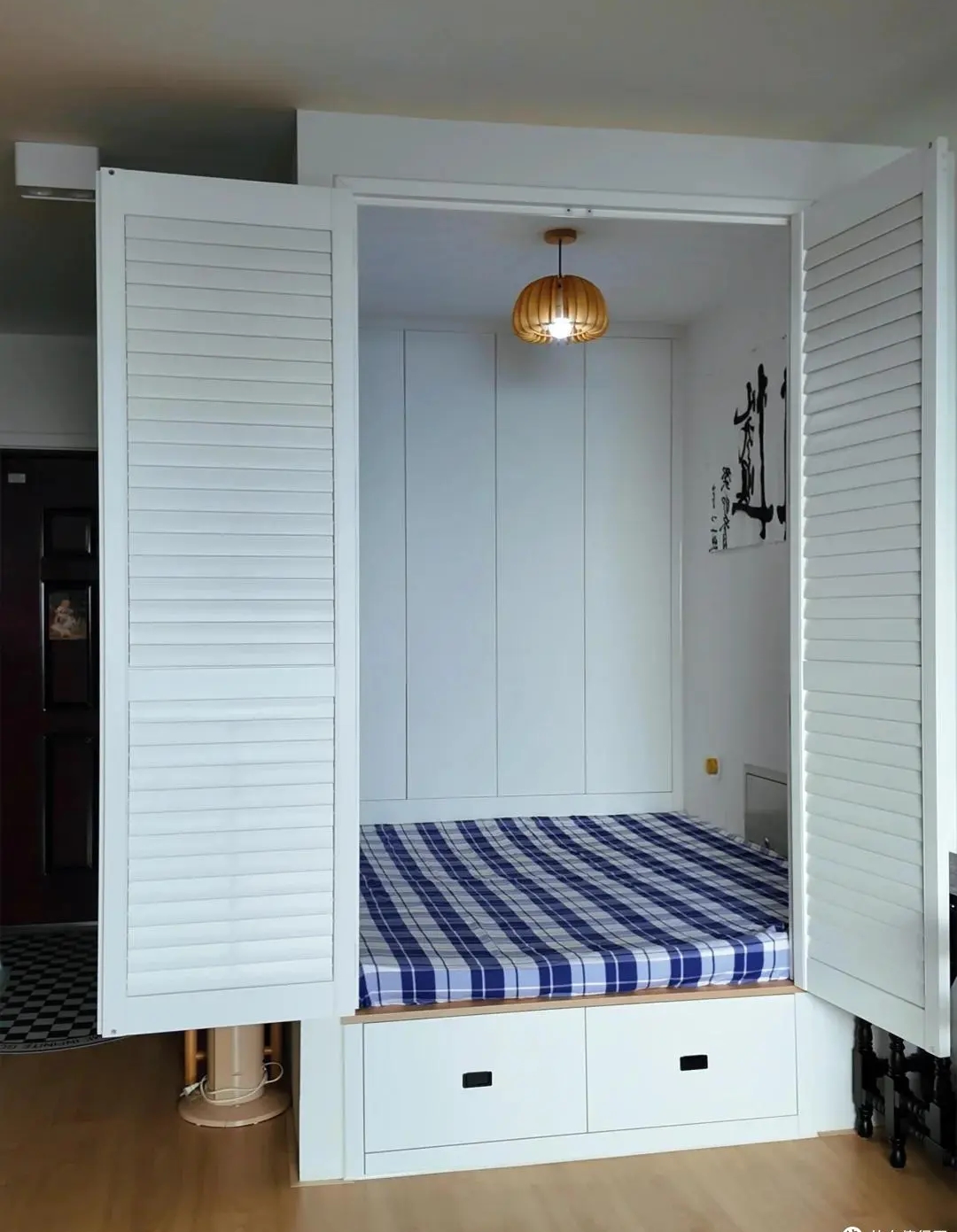 Căn nh&agrave; 33m2 của ch&agrave;ng trai sống một m&igrave;nh g&acirc;y sốt: Ph&ograve;ng ngủ chỉ 3m2 nằm ngay trong ph&ograve;ng kh&aacute;ch!- Ảnh 4.