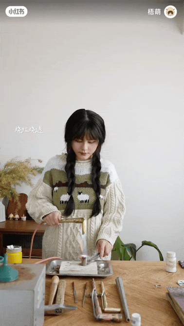 Tới mức n&agrave;y: D&acirc;n t&igrave;nh mua v&agrave;ng về nh&agrave; tự nung chảy l&agrave;m trang sức lu&ocirc;n rồi!- Ảnh 1.