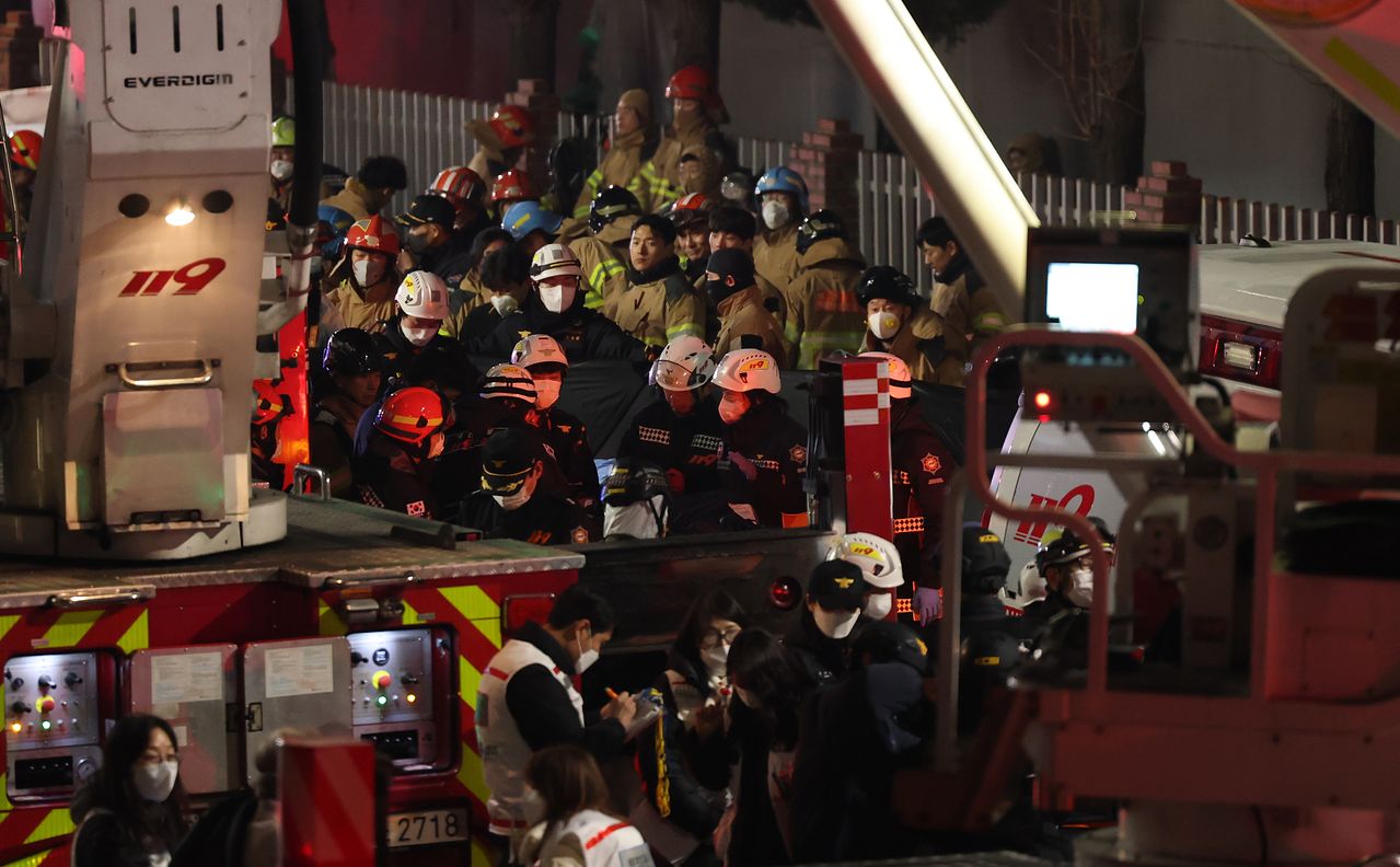 Thảm kịch ch&aacute;y nh&agrave; m&aacute;y tại H&agrave;n Quốc: 10 thi thể được t&igrave;m thấy, nhiều nạn nh&acirc;n kh&ocirc;ng thể nhận dạng v&agrave; c&ograve;n mất t&iacute;ch- Ảnh 1.