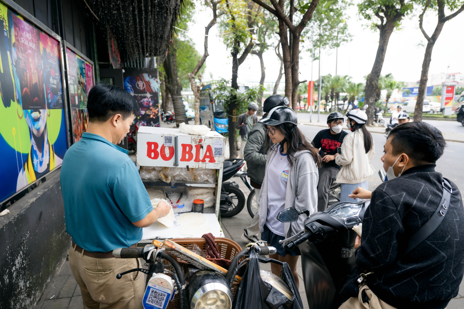 Clip: Đi t&igrave;m anh b&aacute;n b&ograve; b&iacute;a b&iacute; ẩn nhất Việt Nam, tiết lộ l&yacute; do mắt "đảo như lạc rang" khi b&aacute;n h&agrave;ng- Ảnh 2.